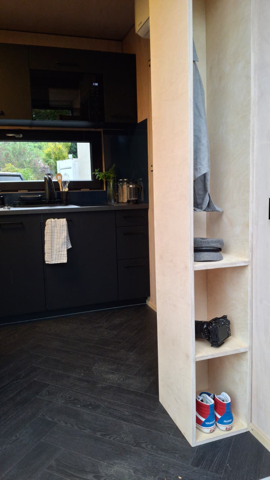 Monolith Ferienwohnung mit Küche und Glasschiebetür